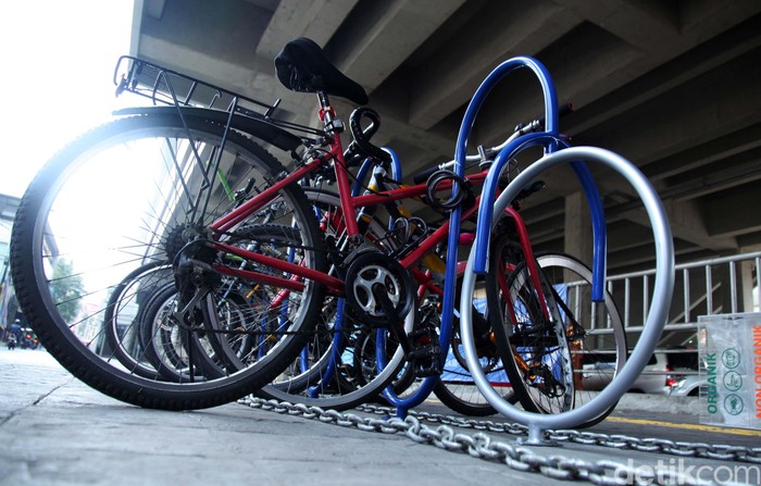 Tempat parkir sepeda tersebut gratis