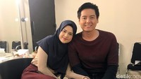 Cut Meyriska dan Roger Danuarta saat ditemui di studio Trans7 di Kapten Tendean, Jakarta Selatan pada Selasa (17/9).