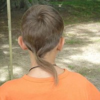 Gaya rambut ini disebut Rat Tail. Tentu kamu sudah melihat alasan kenapa potongan rambut ini dinamai buntut tikus. Beberapa artis pernah mencoba gaya ini dan tidak ada yang membuatnya terkesan bagus. Foto: Istimewa