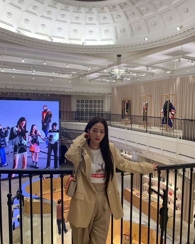 Selain menyaksikan fashion show, Jisoo juga mampir ke flagship store Burberry di Regent Street, London. Di akun Instagram-nya, Jisoo memamerkan foto tengah berpose di lantai dua toko mengenakan jaket dan celana beige, crop top, dan tas yang colorful. Foto: Instagram/Twitter