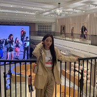 Selain menyaksikan fashion show, Jisoo juga mampir ke flagship store Burberry di Regent Street, London. Di akun Instagram-nya, Jisoo memamerkan foto tengah berpose di lantai dua toko mengenakan jaket dan celana beige, crop top, dan tas yang colorful. Foto: Instagram/Twitter