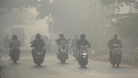 Sejumlah pengendara melintas menembus asap akibat kebakaran di Tempat Pembuangan Akhir (TPA) Antang Makassar, Sulawesi Selatan, Rabu (18/9/2019). ANTARA FOTO/Abriawan Abhe.