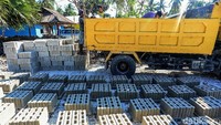 Batako haris produksi industri rumahan ini dijual Rp 3.500/buahnya termasuk ongkos kirim.