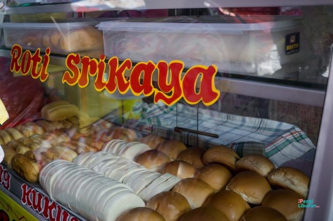 Bernostalgia Minum Es Kopi dan Roti Srikaya di Area Halte Glodok