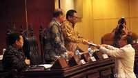 Dalam paripurna tersebut Ketua DPD Oesman Sapta Odang juga menerima hasil uji kepatutan dan kelayakan (fit and proper test) calon anggota BPK RI dari Ketua Komite IV DPD Ajiep Padindang.