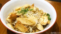 Terakhir kami mencoba Kwetiaw Yam Seafood (Rp 48.000), tampilannya lebih minimalis disajikan dengan mangkuk, dan irisan bakso ikan, kekian, fish cake, dan udang rebus, ditambah dengan tauge di atasnya.  Foto: dok. detikFood