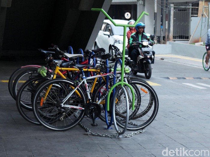 Tempat parkir sepeda tersebut gratis