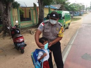 Asap Karhutla Mulai Kepung Kepri, Masker Dibagikan ke Warga
