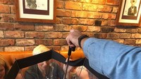  Bikin heboh dan sedikit ribet, para pengunjung di restoran ini harus menikmati minuman dari dalam payung bening yang disajikan di sana. Foto: Istimewa
