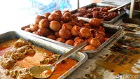 Pilihan lauknya juga cukup banyak.  Kalau ramai restoran ini bisa menghabiskan beras sampai 50 kg, ikan tongkol 25 kg, hingga telur 250 butir. (Wahyu Setyo/detikcom)