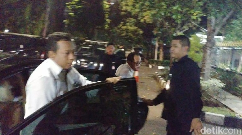 Imam Nahrawi Tersangka, Menaker Hanif Dhakiri Merapat ke Rumah Dinas Menpora Imam Nahrawi Tersangka, Menaker Hanif Dhakiri Merapat ke Rumah Dinas Menpora
