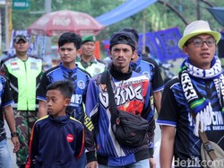 Mereka kompak memakai kaos warna biru.