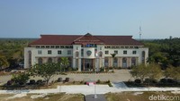 Di sebelah Kantor Bupati, terdapat perkantoran dinas terkait seperti Dinas Komunikasi dan Informatika (Diskominfo), Dinas Pekerjaan Umum dan Tata Ruang, hingga Dinas Kependudukan dan Catatan Sipil.