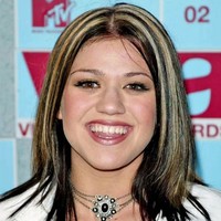 Pada awal 2000-an, rambut highlight sangat populer. Dari Christina Aguilera, Kelly Clarkson hingga Destinys Child pernah memopulerkan tren ini. Tapi jika diterapkan sekarang, gaya cat rambut seperti itu membuat rambutmu terlihat seperti mendapat perawatan salon yang buruk. Cat highlight sekarang dibuat lebih halus dan bergradasi sehingga tampilannya lebih natural. Foto: Istimewa