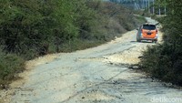 Tampak jalan yang tak mulus dan banyaknya lubang di sisi kanan dan kiri.
