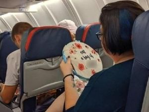 Viral di Facebook! Penumpang Pesawat Menyulam Pesan Jorok