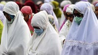 Warga melaksanakan shalat Istisqa di halaman Kantor Gubernur Kalimantan Tengah di Palangka Raya, Rabu (18/9/2019). ANTARA FOTO/Hafidz Mubarak A.