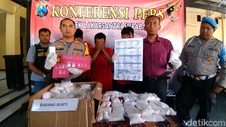 Polisi Bongkar Sindikat Pengedar Pil Koplo Jaringan Lapas Porong Polisi Bongkar Sindikat Pengedar Pil Koplo Jaringan Lapas Porong