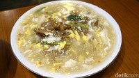 Setelah itu ada juga Kwetiaw Goreng Sapi (Rp 48.000), salah satu menu legendaris yang sudah ada sejak puluhan tahun lalu. Mirip seperti rasa kwetiaw goreng dengan siraman saus telur yang tadi, namun yang membedakan kwetiaw goreng ini adalah digoreng lebih kering, dengan tambahan tauge dan sawi. Foto: dok. detikFood