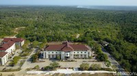Masih di lokasi yang sama, terdapat gedung DPRD Kabupaten PPU. Berdasarkan Data Pembangunan Kabupaten PPU Taun 2018, anggota DPRD yang berkantor di gedung tersebut sebanyak 25 orang. Dari 25 orang anggota DPRD tersebut hanya 1 orang yang wanita.