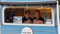 Punya konsep mini bar dari mobil, pelayan, hingga ukuran birnya semuanya mini dan menggemaskan! Foto: Istimewa