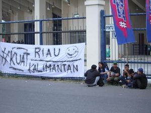 Spanduk Solidaritas untuk Korban Karhutla di Laga Persib Vs Semen Padang