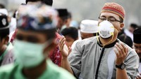 Warga berdoa seusai shalat Istisqa di halaman Kantor Gubernur Kalimantan Tengah di Palangka Raya, Rabu (18/9/2019). ANTARA FOTO/Hafidz Mubarak A.