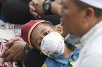 Contoh masker N95 untuk melindungi pernapasan dari kabut asap