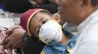 Seorang anak mengikuti shalat Istisqa di halaman Kantor Gubernur Kalimantan Tengah di Palangka Raya, Rabu (18/9/2019). ANTARA FOTO/Hafidz Mubarak A.