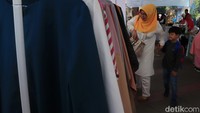 Diluar masjid, terdapat pula bazar yang menjajakan ragam dagangan berupa aksesoris, busana muslim hingga makanan.