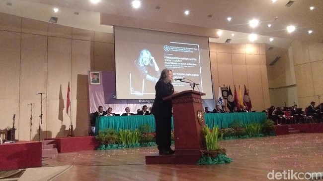 Oscar Motuloh Terima Anugerah Empu Ageng dari ISI Yogyakarta