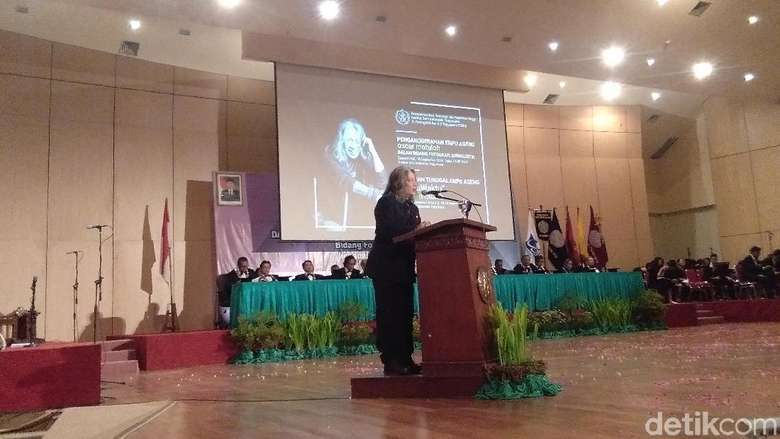 Oscar Motuloh Terima Anugerah Empu Ageng dari ISI Yogyakarta Oscar Motuloh Terima Anugerah Empu Ageng dari ISI Yogyakarta