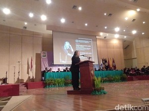 Oscar Motuloh Terima Anugerah Empu Ageng dari ISI Yogyakarta