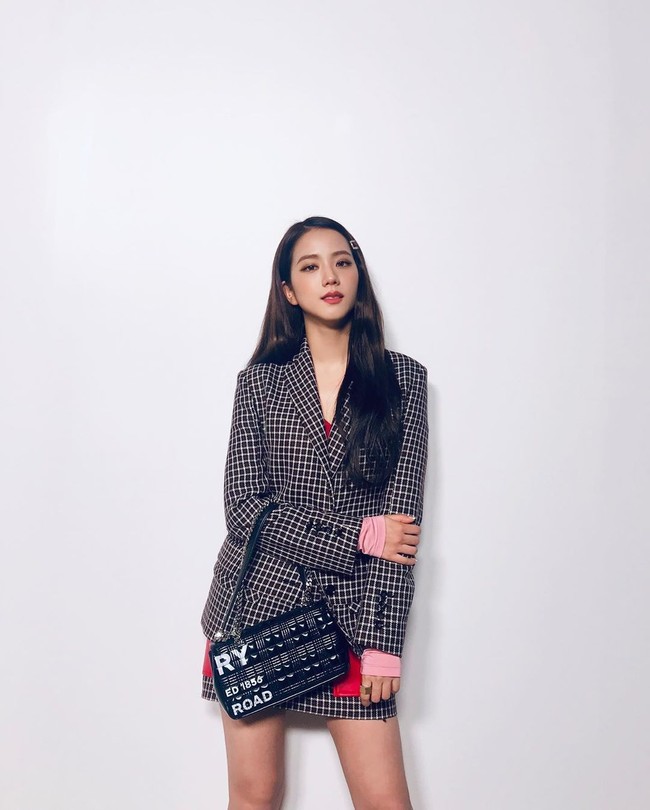 Jisoo Blackpink diundang untuk menghadiri fashion show Burberry di London, Inggris. Penampilannya yang menawan pun jadi perbincangan. Foto: Instagram/Twitter