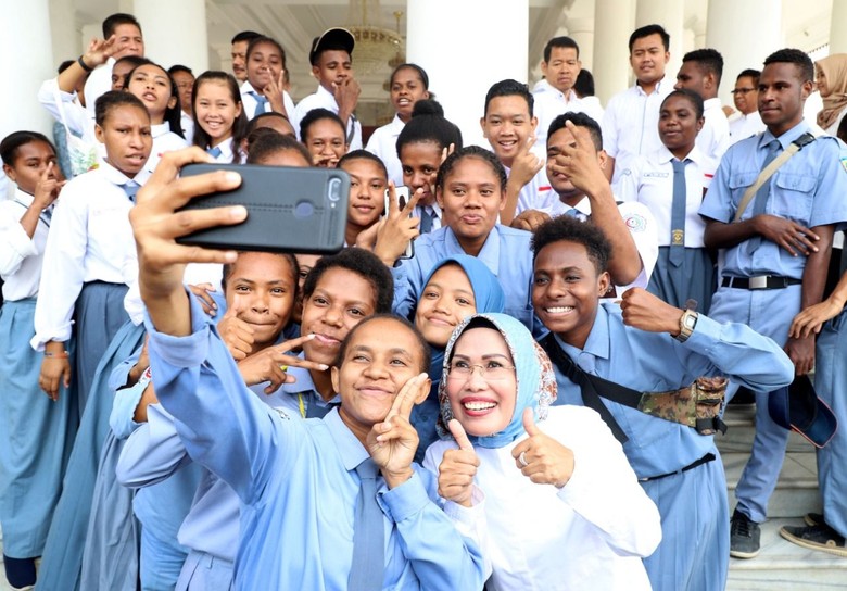 Bupati Tatu Jamin Layanan Terbaik untuk Pelajar Papua di Serang Bupati Tatu Jamin Layanan Terbaik untuk Pelajar Papua di Serang