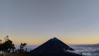 Selain awan yang bergulung, suguhan paling mencolok adalah pemandangan Gunung Inerie. Dari menara pandang, siluet Gunung Inerie tampang syahdu dan teduh. (Aji Bagus/detikcom)