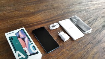Kelengkapan kemasan Galaxy A10s. Tidak disertakan headset. (Foto: detikINET/Aisyah Kamaliah)