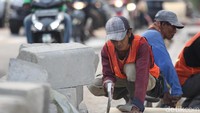 Kedua, panjangnya lebih kurang 1.250 meter dengan anggaran sebesar Rp 1,8 miliar, perbaikannya dilakukan dari Stasiun Klender ke Cipinang Plaza.