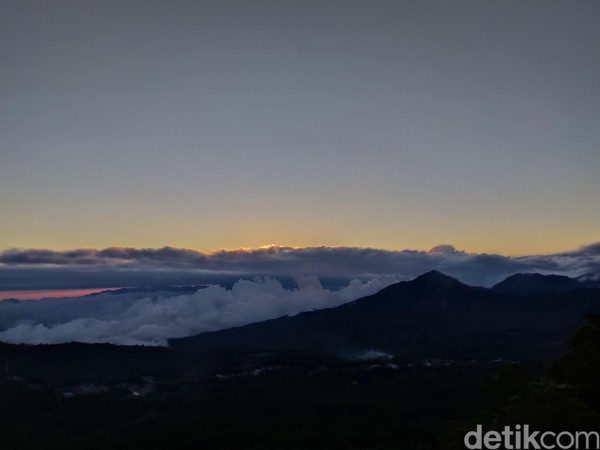 Kalau Negeri atas awan Gunung Luhur punya sunrise, Bukit Wolobobo menjagokan sunsetnya. Seperti yang viral di Medsos, sunset di sini sangatlah cantik. (Aji Bagus/detikcom) Kalau Negeri atas awan Gunung Luhur punya sunrise, Bukit Wolobobo menjagokan sunsetnya. Seperti yang viral di Medsos, sunset di sini sangatlah cantik. (Aji Bagus/detikcom)