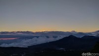 Kalau Negeri atas awan Gunung Luhur punya sunrise, Bukit Wolobobo menjagokan sunsetnya. Seperti yang viral di Medsos, sunset di sini sangatlah cantik. (Aji Bagus/detikcom)