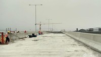 Project Manager Tol Jakarta- Cikampek II Elevated Fatkhur Rozaq menjelaskan, di KM 17 ada sutet yang bersimpangan dengan jalur tol layang tersebut. Oleh karenanya Tower Sutet harus ditinggikan terlebih dahulu sebelum melanjutkan pekerjaan.