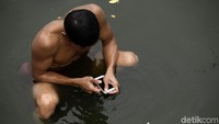 Tak jarang ia juga menemukan barang-barang seperti handphone salah satunya.