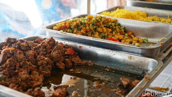 Untuk harga, seporsi nasi kuning dengan 2 lauk dibanderol sebesar Rp 25 ribu saja. Harganya cukup terjangkau, sesuai dengan rasanya yang lezat. (Wahyu Setyo/detikcom) Untuk harga, seporsi nasi kuning dengan 2 lauk dibanderol sebesar Rp 25 ribu saja. Harganya cukup terjangkau, sesuai dengan rasanya yang lezat. (Wahyu Setyo/detikcom)