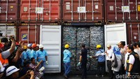 Direktur Jenderal Bea Cukai, Heru Pambudi mengecek kontainer berisi sampah plastik di Terminal Tanjung Priok, Jakarta, Rabu (18/9/2019). 