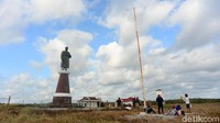 Pulau Ndana berada satu jam perjalanan menggunakan kapal nelayan ke arah selatan dari Pulau Rote, NTT.