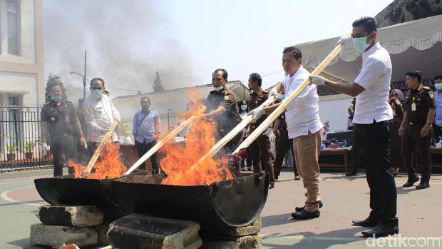 Kejari Cimahi Blender Barang Bukti Ratusan Pil Ekstasi