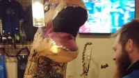 Agar pengunjung lebih semangat memesan minuman, bartender ini sengaja mengenakan kostum dinosaurus yang lucu dan menggemaskan. Foto: Istimewa