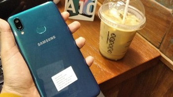 Ada tiga pilihan warna yakni merah, hitam, dan hijau. Galaxy A10s dijual Rp 1,899 juta. (Foto: detikINET/Aisyah Kamaliah)