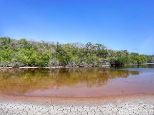 Danau Merah Tersembunyi di Indonesia