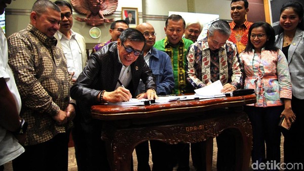 Momen DPR-Pemerintah Setujui RUU KUHP